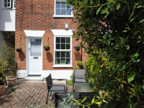 Secret Cottage, Wivenhoe - Charming, Cosy, Convenient & Quiet, 2 x Double Bed Period Cottage PLUS Patio - 6 min walk train, 2 min walk High Street Pubs, Restaurants, Shops